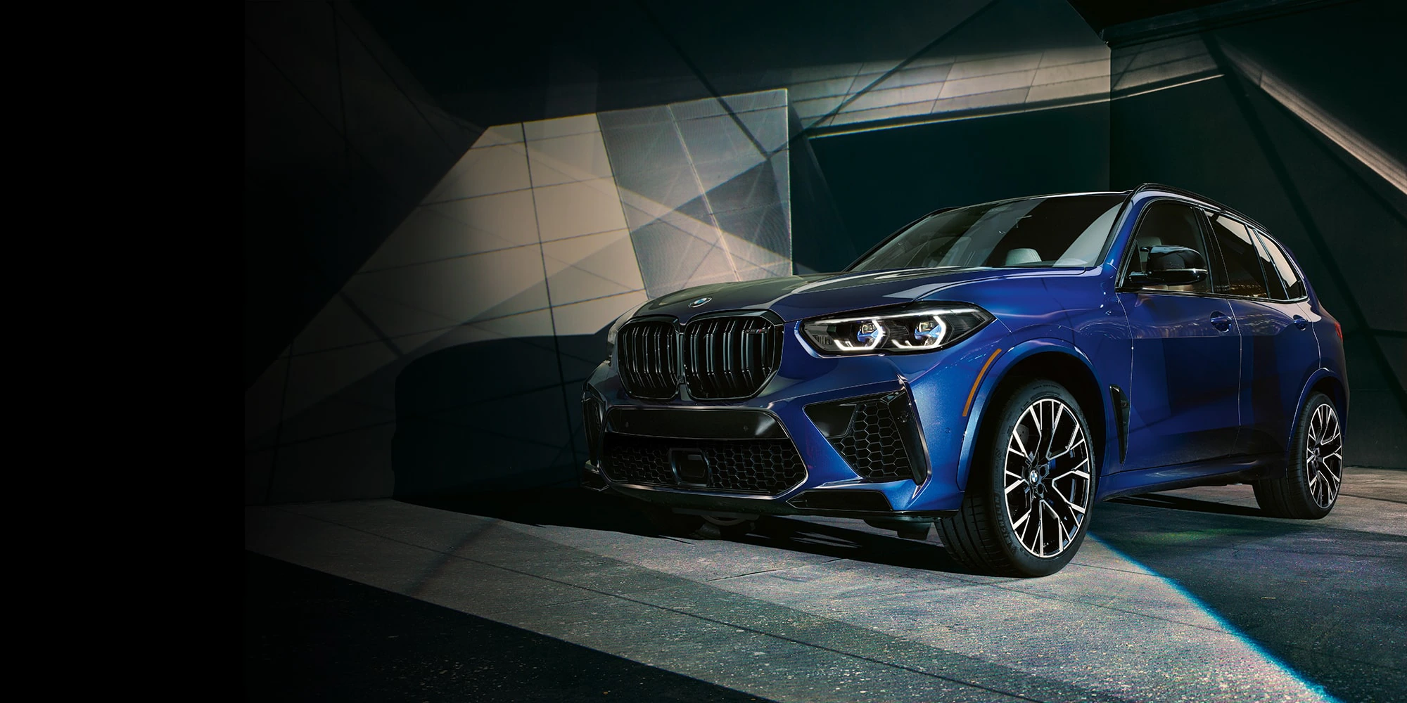 BMW-MY23-X5M-Overview-Hero-Desktop